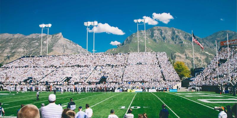 从画廊到屏幕：艺术MTV如何借鉴并重塑当代装置艺术的时空体验