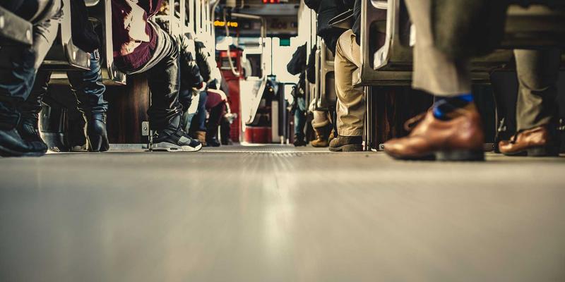 低保真美学的复兴：艺术MTV中模拟信号与数字噪点的怀旧视觉政治