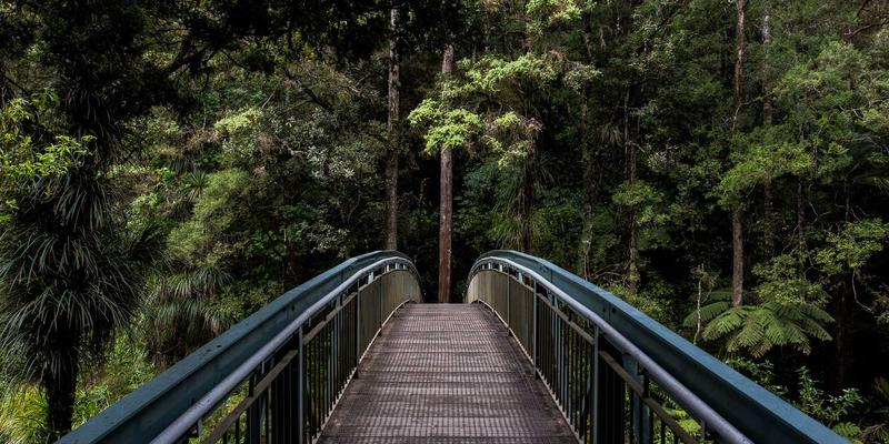 影像艺术与音乐视频的交汇：城市音景的视觉测绘如何重塑都市听觉文化