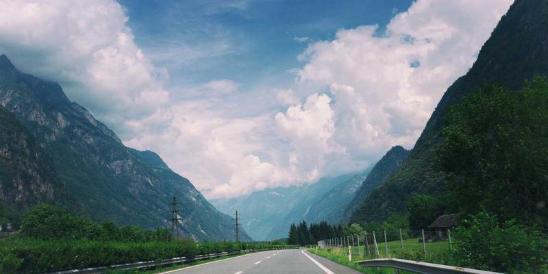 梦境逻辑与潜意识图像：艺术MTV中超现实主义的摄影创作与音乐叙事