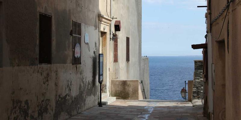 解构与禅意：实验电影的非叙事传统如何重塑当代独立音乐影像美学