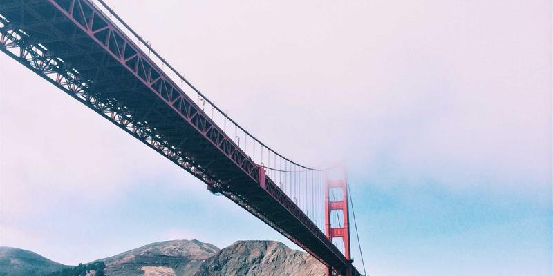 音乐视频中的禅意美学：导演如何用赛博格身体与生物艺术构建后人类表演